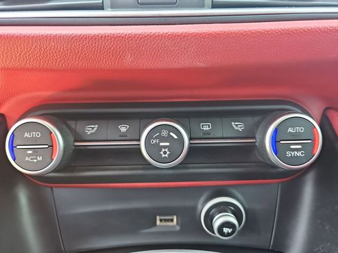 Used 2018 Alfa Romeo Stelvio AWD image 26