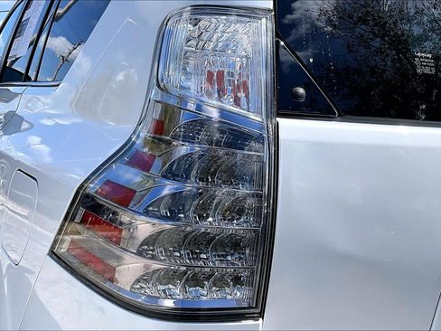 Used 2022 Lexus GX 460 Premium w/ Premium Package image 28