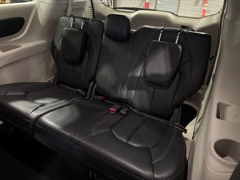 Used 2023 Chrysler Pacifica Touring-L FWD image 26