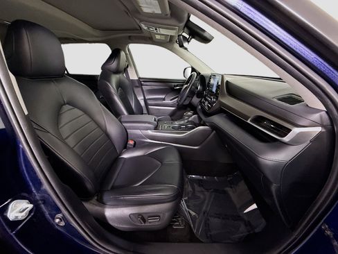 Used 2020 Toyota Highlander XLE image 29