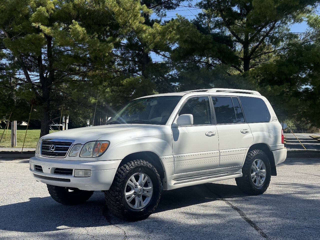 Used 2005 Lexus LX 470 4WD w/ Preferred Accessory Pkg image 2