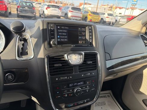 Used 2016 Chrysler Town & Country Touring-L image 27