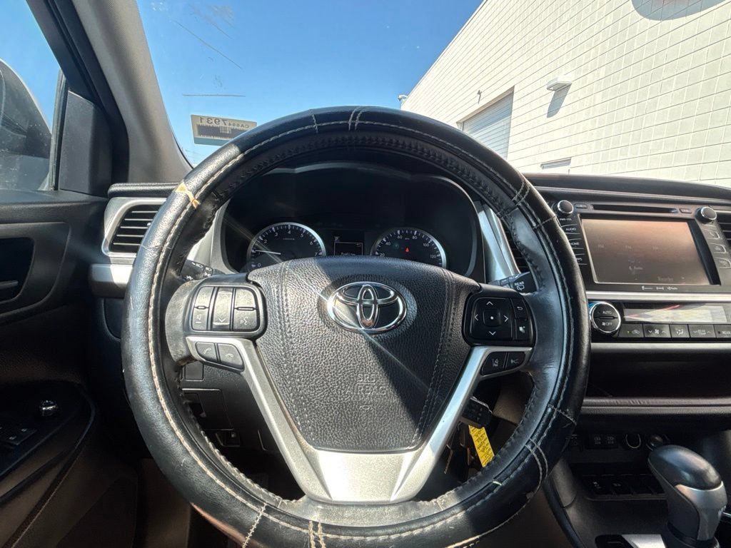 Used 2017 Toyota Highlander Plus FWD image 18