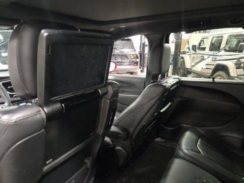 Used 2020 Chrysler Pacifica Touring-L FWD image 14