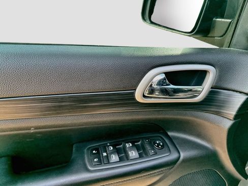 Used 2020 Jeep Grand Cherokee Altitude RWD image 9