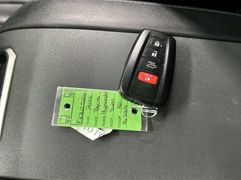 Used 2022 Toyota Highlander XLE AWD/4WD image 12