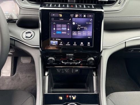 Used 2025 Jeep Grand Cherokee Laredo X image 23