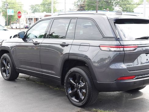 Used 2024 Jeep Grand Cherokee Altitude AWD/4WD image 10