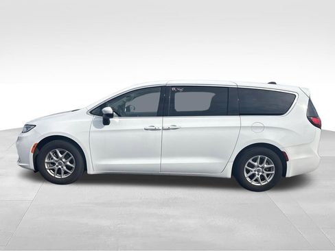 Used 2023 Chrysler Pacifica Touring-L FWD image 6