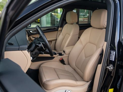 Used 2024 Porsche Macan AWD/4WD image 4