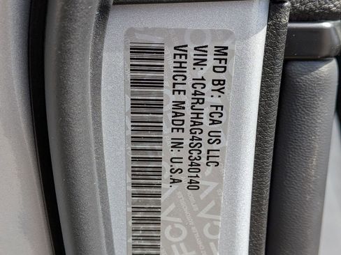 Used 2025 Jeep Grand Cherokee Altitude image 28