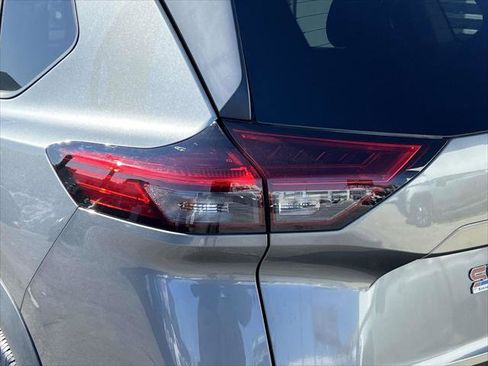 Used 2023 Nissan Rogue SV image 10