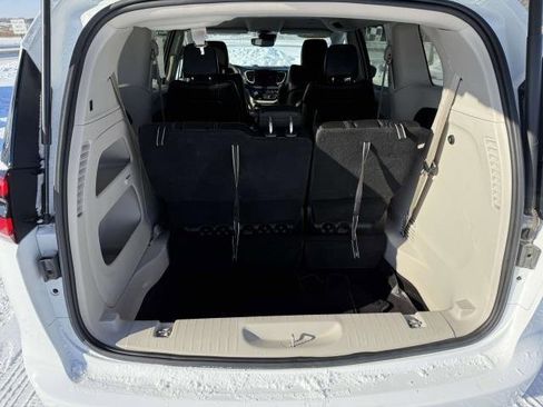 Used 2023 Chrysler Pacifica Touring-L image 8