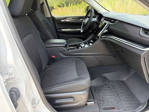 Used 2023 Jeep Grand Cherokee Laredo AWD/4WD image 13