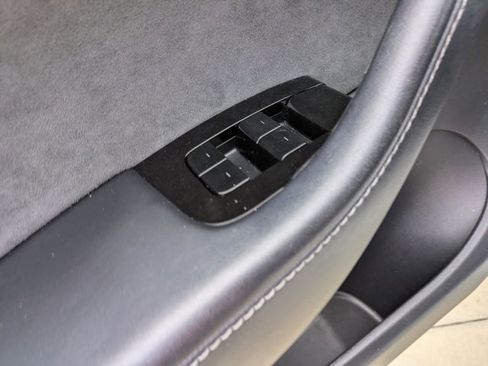 Used 2021 Tesla Model Y Long Range image 12