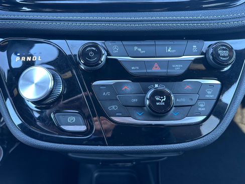 Used 2024 Chrysler Pacifica Touring-L w/ S Appearance Package image 17