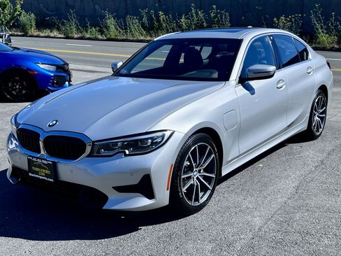 Used 2021 BMW 330e w/ Convenience Package RWD image 10