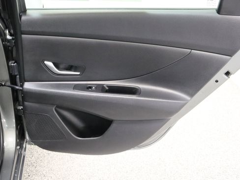 Used 2025 Hyundai Elantra SE image 30