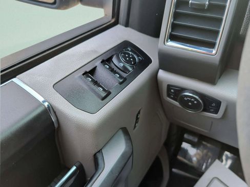 Used 2015 Ford F150 XLT image 27