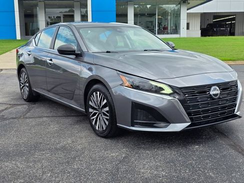 Used 2025 Nissan Altima 2.5 SV FWD image 17
