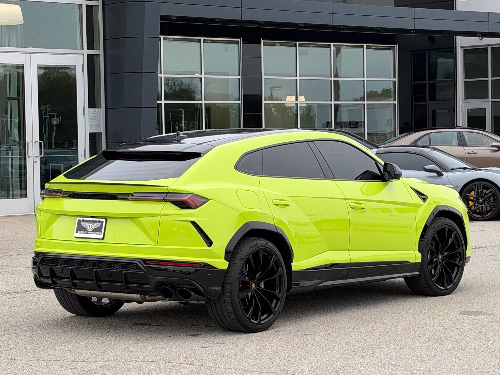 Used 2022 Lamborghini Urus AWD/4WD image 3