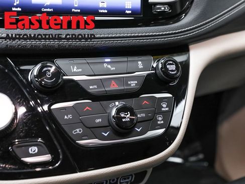 Used 2022 Chrysler Pacifica Touring-L FWD image 20