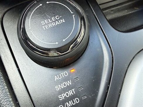 Used 2015 Jeep Cherokee Latitude w/ Comfort/Convenience Group image 20