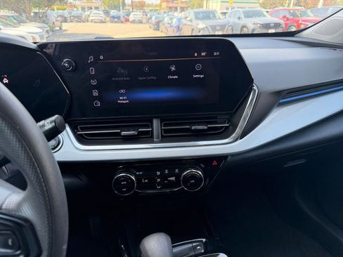 Used 2025 Chevrolet Trax LT FWD image 17