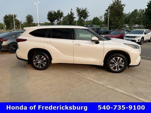 Used 2021 Toyota Highlander XLE AWD/4WD image 7