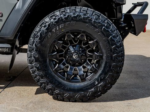 Used 2022 Jeep Wrangler Unlimited Rubicon w/ LED Lighting Group AWD/4WD image 11
