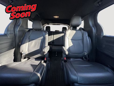Used 2025 Toyota Sienna Limited image 13