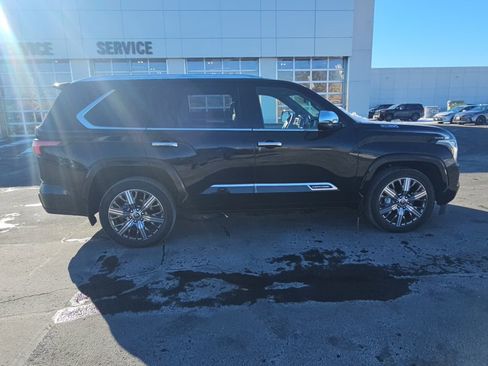 Used 2023 Toyota Sequoia Capstone image 2