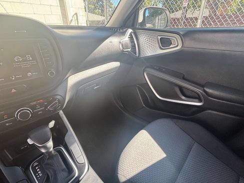 Used 2025 Kia Soul LX w/ LX Technology Package FWD image 31