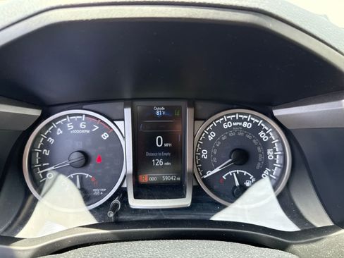 Used 2018 Toyota Tacoma SR5 AWD/4WD image 32