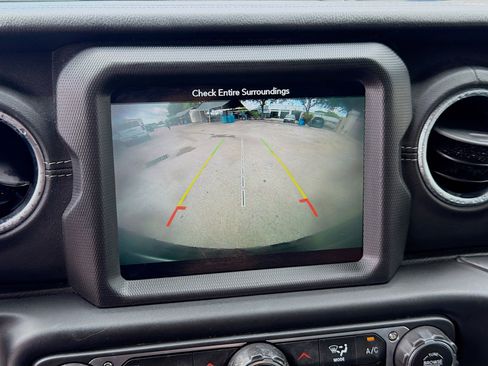 Used 2019 Jeep Wrangler Unlimited Sahara AWD/4WD image 14