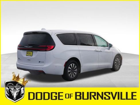 Used 2022 Chrysler Pacifica Touring-L w/ Uconnect Theater Family Group image 10