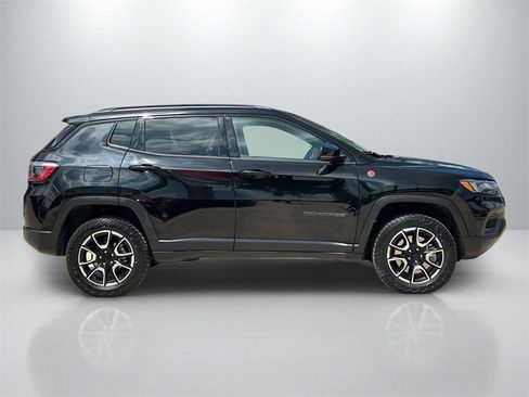 Used 2024 Jeep Compass Trailhawk image 4