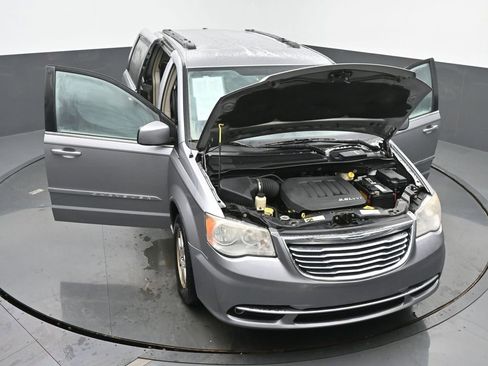 Used 2013 Chrysler Town & Country Touring image 57