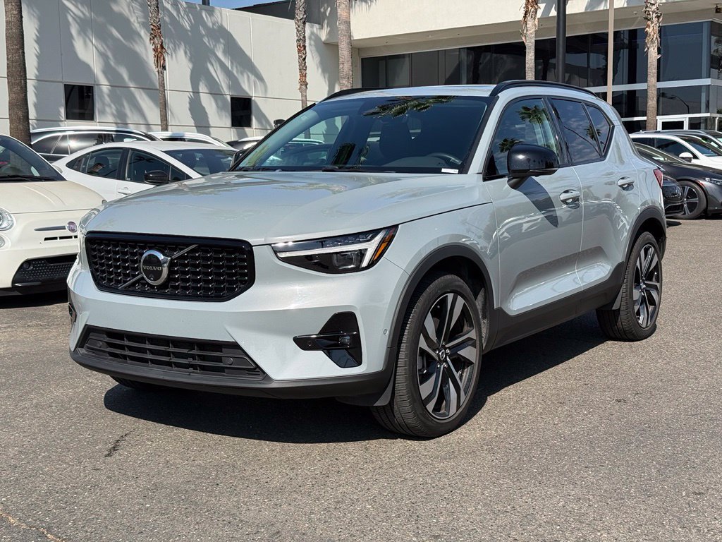 Used 2025 Volvo XC40 B5 Plus w/ Climate Package AWD/4WD image 9