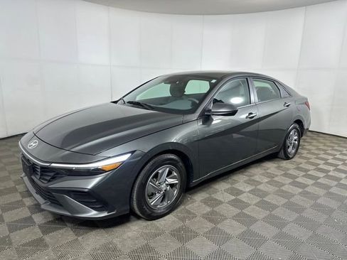 Used 2025 Hyundai Elantra SE w/ Cargo Package FWD image 7