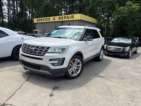 Used 2017 Ford Explorer XLT w/ Equipment Group 202A FWD image 2