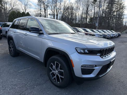 New 2025 Jeep Grand Cherokee Limited AWD/4WD image 2