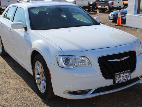 Used 2016 Chrysler 300 Limited image 3