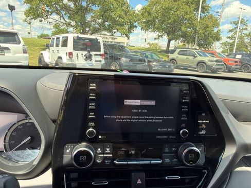 Used 2022 Toyota Highlander XLE AWD/4WD image 23