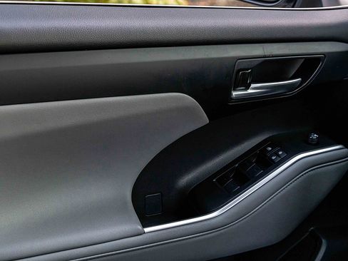 Used 2023 Toyota Highlander AWD image 14