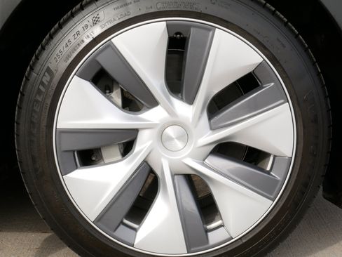 Used 2024 Tesla Model Y Long Range image 17