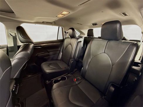 Used 2023 Toyota Highlander Limited image 8