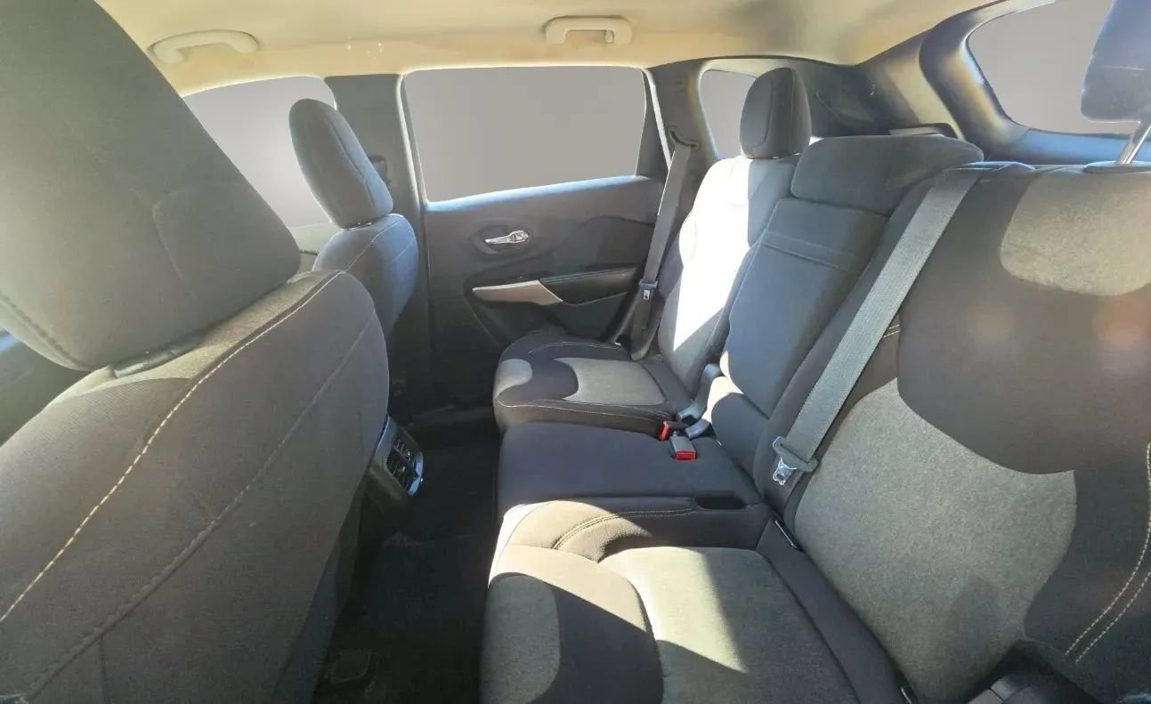 Used 2017 Jeep Cherokee Sport AWD/4WD image 6