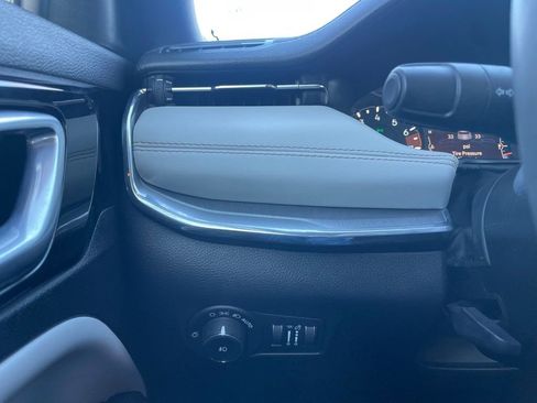 Used 2023 Jeep Compass Limited image 13