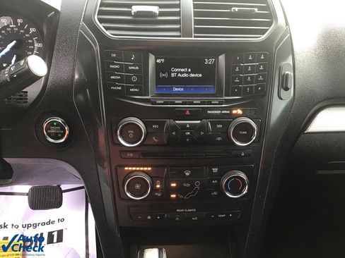 Used 2017 Ford Explorer XLT image 38